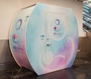 Aeropuerto de Miami pone en marcha servicio de cabinas de lactancia materna