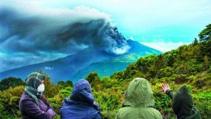 Ceniza volcánica provoca dificultades a los viajes en Centroamérica