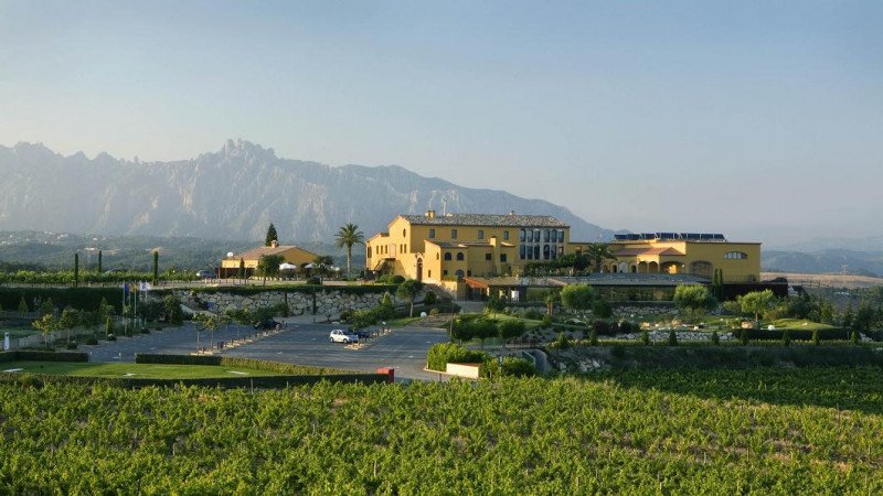 Uno de los principales atractivos de Can Bonastre es el entorno natural en el que se enclava, rodeado de viñedos y frente a la montaña de Montserrat.
