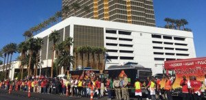 Levantan un muro simbólico frente al Hotel Trump en Las Vegas