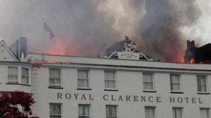 El hotel más antiguo de Inglaterra se derrumba por un incendio