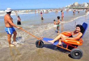 Proponen sillas anfibias obligatorias en las playas de Argentina