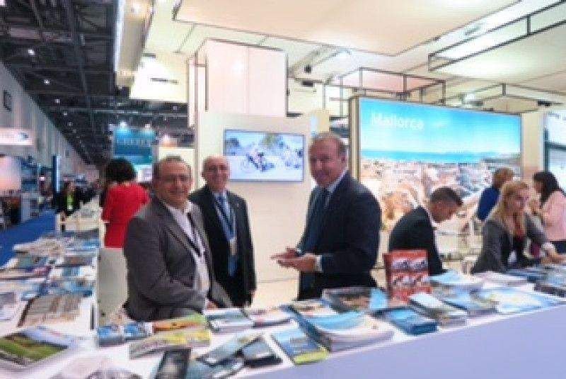 El alcalde de Calvià, Alfonso Rodríguez Badal, encabeza la delegación de Calvià en la World Travel Market de Londres, a la que ha asistido acompañado del teniente de alcalde de Turismo, Antonio García Moles, y el director general de Turismo y Proyectos Estratégicos del Ajuntament, Joan Mesquida.
