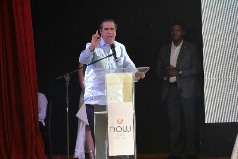 Ministro García en la inauguración del hotel Now Onyx.