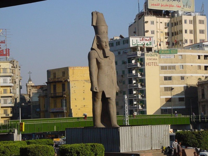 Estatua del faraón en la plaza Ramsés de El Cairo.