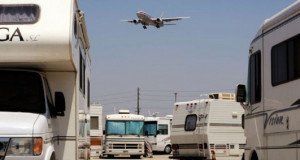 Empleados de la industria aérea viven en el estacionamiento de un aeropuerto