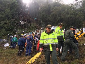 Avión que transportaba equipo de fútbol brasileño se estrella en Colombia