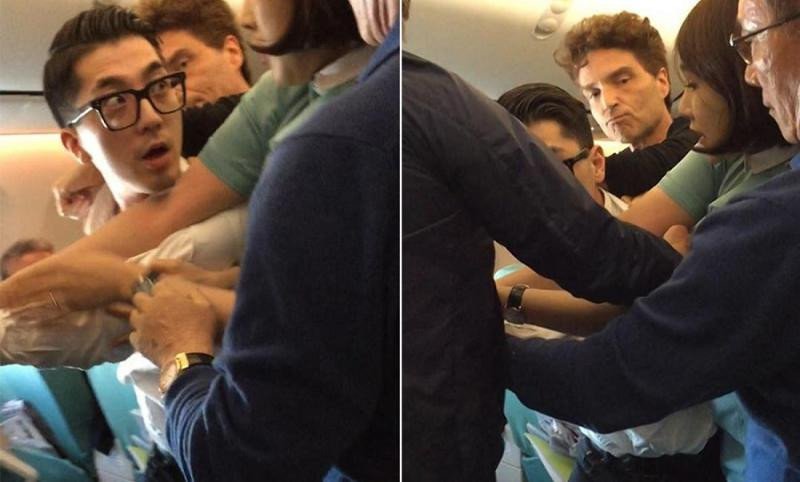 Tres tripulantes de Korean Air no podían con el violento pasajero. El cantante Richard Marx, detrás, intervino para ayudarles.