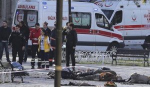 Al menos 44 fallecidos y 155 heridos en un doble atentado en Estambul