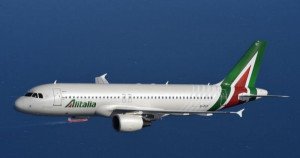 Alitalia negociará con los sindicatos una reducción de costes radical 