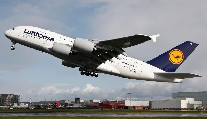 Un A380 de Lufthansa en pleno despegue.