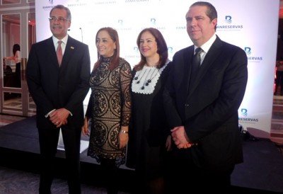 Simón Lizardo junto a Francisco Javier García y sus respectivas esposas en la recepción en Madrid.