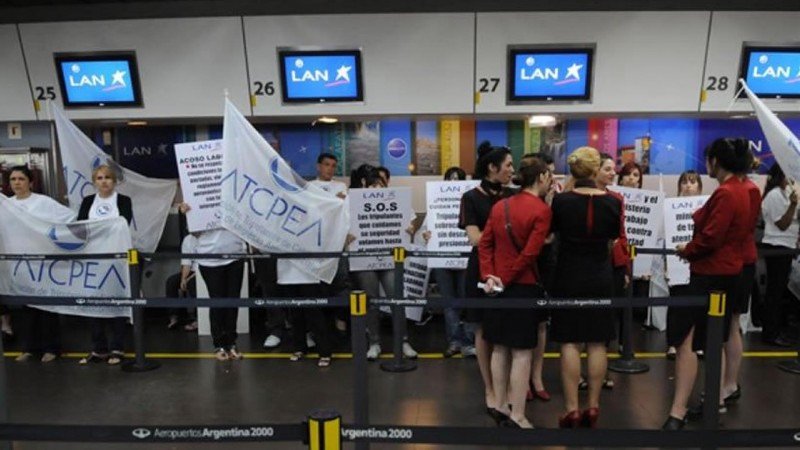 Paro de tripulantes de LATAM Argentina desde la madrugada   