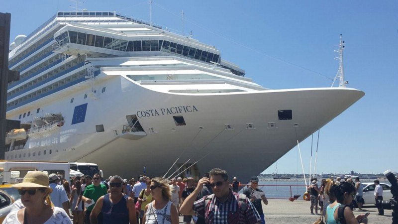 El Costa Pacífica en el puerto de Montevideo este fin de semana.