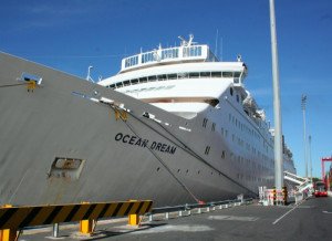 Más de 800 pasajeros llegaron a Buenos Aires en el Barco de la Paz