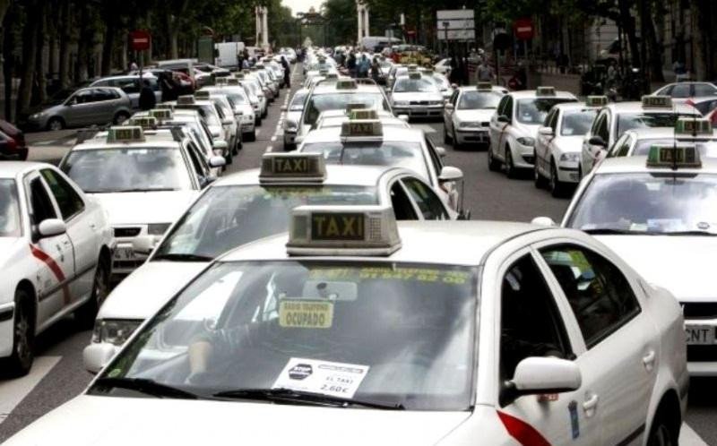 Taxistas españoles e italianos crean grupo europeo contra Uber y falsas P2P