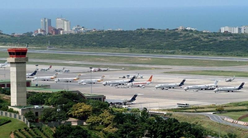 Aeropuerto Internacional Simón Bolívar, en Maiquetía, a unos 18 km de Caracas.