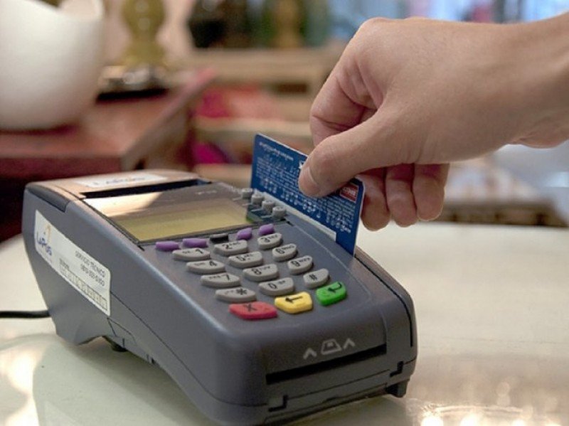 Será obligatorio que los comercios acepten tarjeta de débito en Argentina