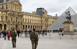 Ataque en París: un soldado dispara a un posible terrorista en el Louvre