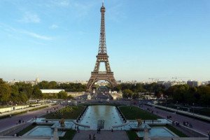 La torre Eiffel contará con una barrera de cristal antibalas