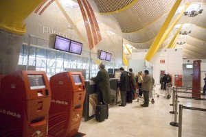 Iberia se alía con Vueling en el puente aéreo y añade billetes con reserva