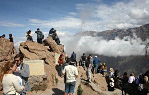 Crearán miradores turísticos para observar volcán peruano en erupción