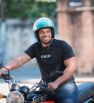 Uber se diversifica en Dominicana: servicio de moto-taxi