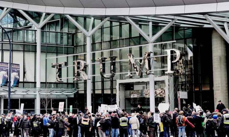 Inauguran entre protestas la Torre Trump de Vancouver