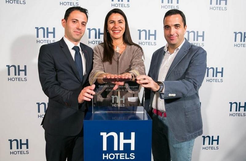 Jacobo Bello, director regional de Madrid de NH Hotel Group, Leticia Muro, directora del NH Lagasca, y el chef Óscar Velasco durante la reinauguración del hotel