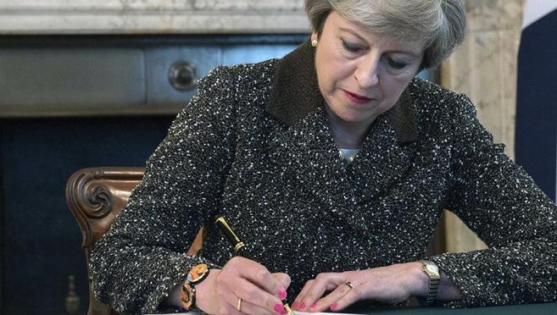 Theresa May firmando la carta en la que solicita formalmente la salida de la Unión. Foto: LaSexta