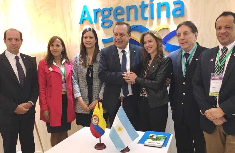 Autoridades de Argentina y Colombia en la firma del acuerdo, en el stand argentino de la feria de Bogotá. Foto: Cámara Argentina de Turismo.