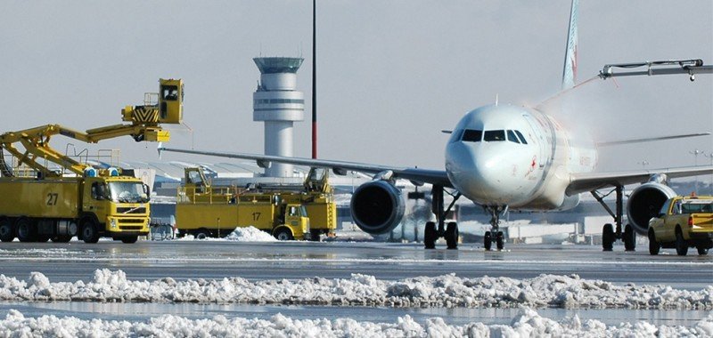 Tormenta obliga a cancelar 500 vuelos en el aeropuerto de Toronto