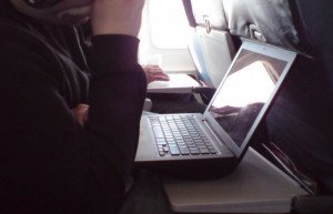 Más restricciones a viajes a EEUU: pasajeros deberán despachar sus computadoras