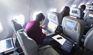Reino Unido sigue a EEUU: prohibe laptops y tablets en vuelos de Oriente Medio