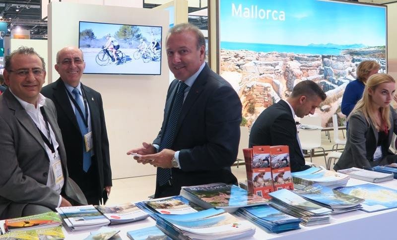 El alcalde de Calvià, Alfonso Rodríguez Badal; el teniente de alcalde de Turismo, Antonio García Moles, y el director general de Turismo y Proyectos Estratégicos del ayuntamiento, Joan Mesquida, en la feria World Travel Market de Londres el pasado noviembre.