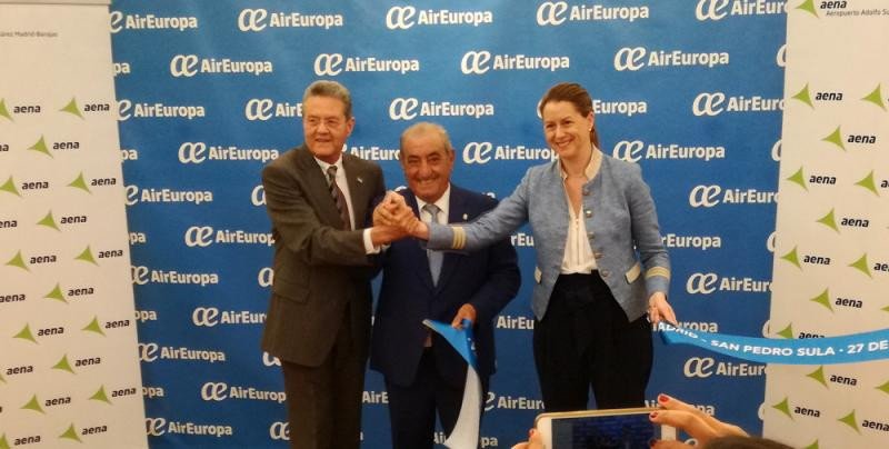 Juan José Hidalgo (centro); el embajador de Honduras en España, Norman García; y la directora del aeropuerto de Madrid-Barajas, Elena Mayoral, durante la inauguración de la nueva ruta de Air Europa.