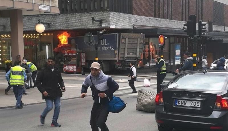 El camión se ha empotrado contra un centro comercial (Imagen publicada por el diario Aftonbladet)
