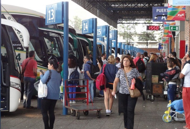 La flota de buses de turismo en Uruguay no alcanzó para cubrir la demanda de viajes en Semana Santa.