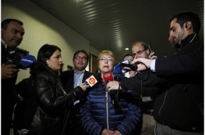 Bachelet llama a la tranquilidad tras fuerte seísmo en Chile