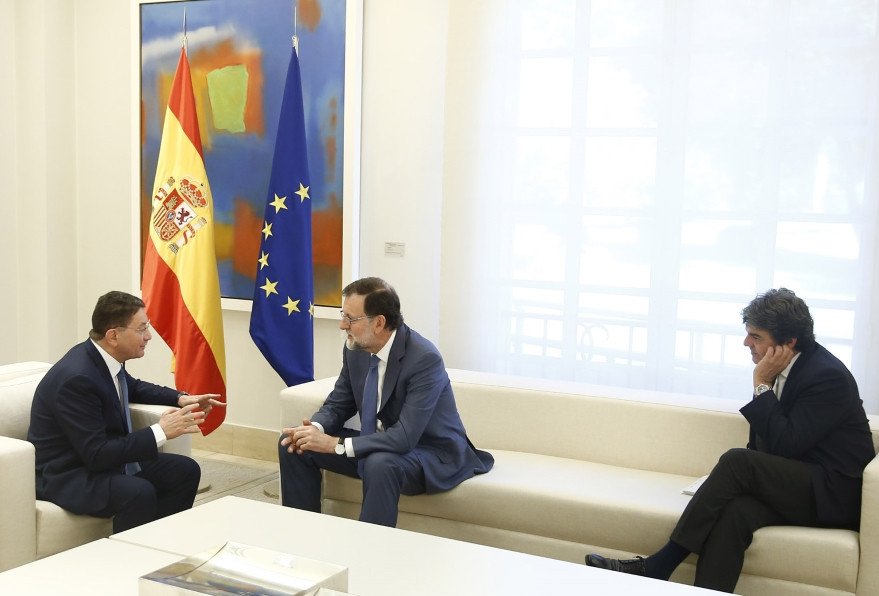 El secretario general de la OMT, Taleb Rifai, con el presidente del Gobierno, Mariano Rajoy, y el director del Gabinete de Presidencia del Gobierno, Jorge Moragas.
