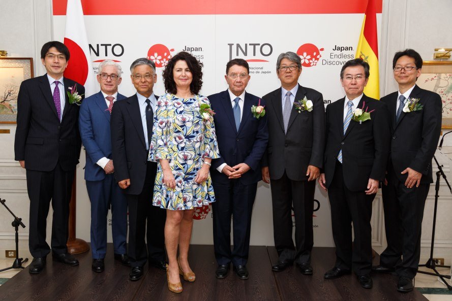 La secretaria de Estado de Turismo, Matilde Asián, y el secretario general de la OMT, Taleb Rifai, participaron en la inauguración de la oficina de turismo de Japón (fotografía de Iván Sánchez).