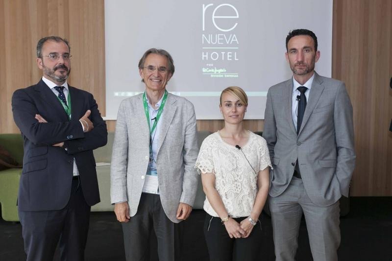 Los participantes en la mesa y el moderador (de Izq. a Da.): Juan Ignacio Pardo (Meliá), Jaume Nebot (Protur), Helena Guitart (Garden) y Manuel Molina (Hosteltur).