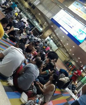 Conviasa mantiene 100 pasajeros varados hace más de una semana en Caracas