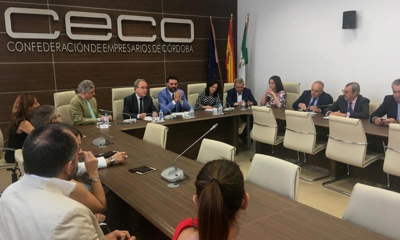 El consejero se ha reunido este lunes con los representantes de la Confederación de Empresarios de Córdoba.