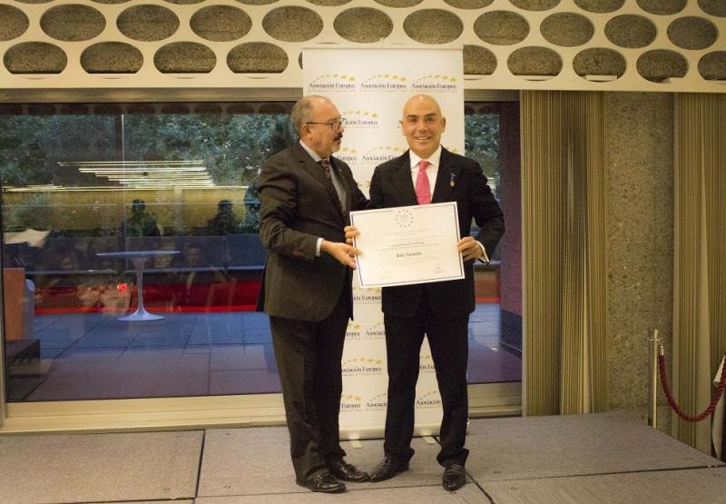Jose Luis Barceló, director de El Mundo Financiero, le hace entrega de la distinción a Kike Sarasola.