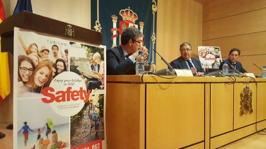 El ministro del Interior, Juan Ignacio Zoido, y el de Energía, Turismo y Agenda Digital, Álvaro Nadal, presentaron el Plan Turismo Seguro 2017 en Las Palmas de Gran Canaria.