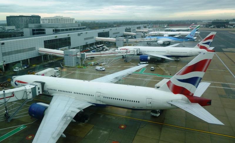 Aviones en el aeropuerto de Gatwick Londres.