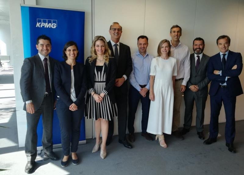 De izq. a dcha., David Sanz (KPMG), Marta Marcos (NH), Eva García y Tomás López de la Torre (KPMG), Pablo Gago (Room Mate), Andrea de Alier (KPMG), Jesús Moreno (Meliá), Miguel Iza (Hotelbeds) y José Ángel Preciados (Ilunion). 