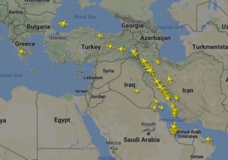 Rutas hacia y desde Doha antes y después del bloqueo. Mapas: FlightRadar24.
