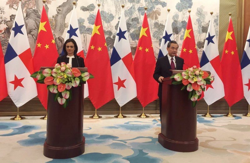 La vicepresidenta de Panamá y ministra de Exteriores Isabel de Saint Malo y el canciller chino Wang Yi signaron el acuerdo. Foto: Presidencia Panamá.